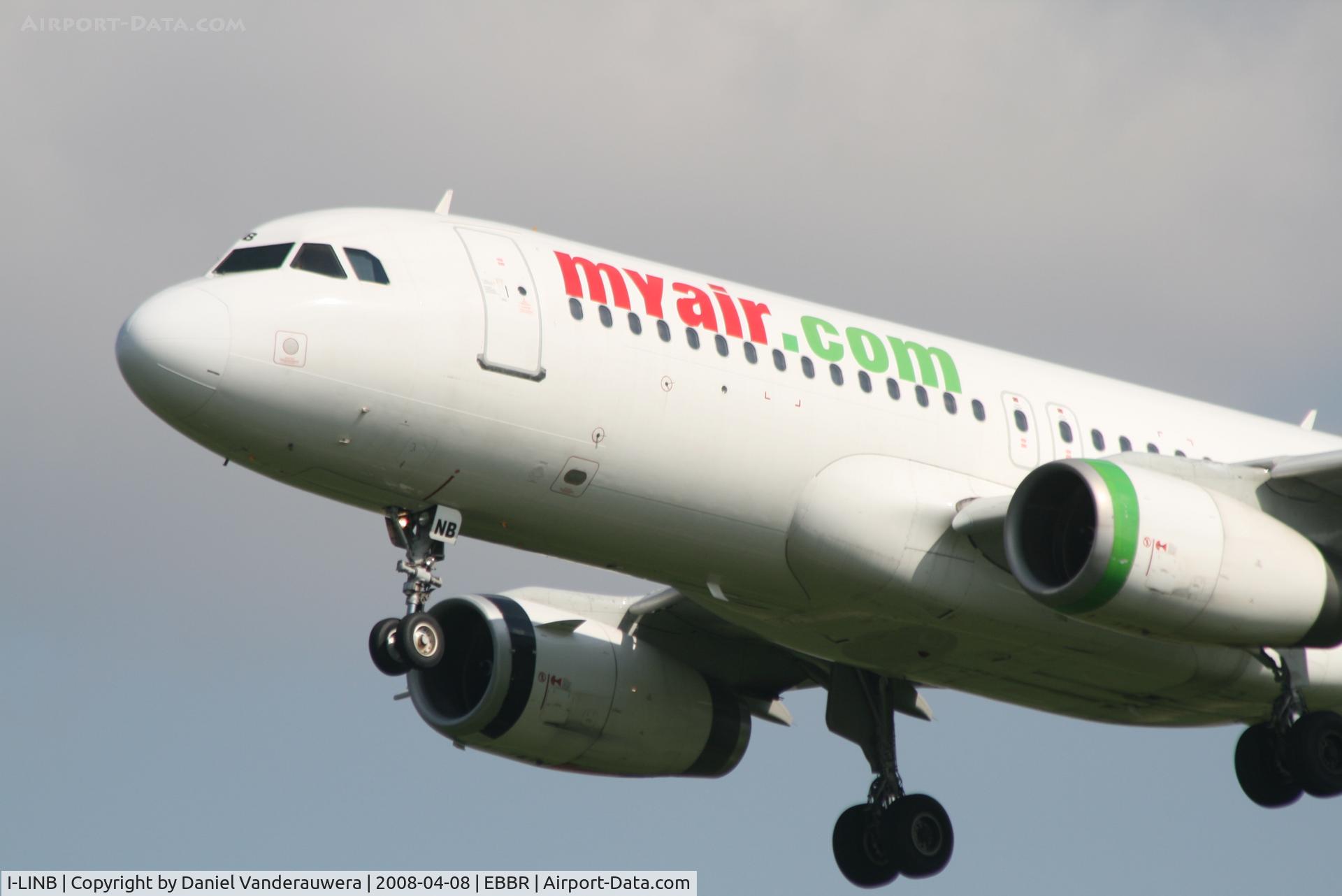 I-LINB, 1992 Airbus A320-231 C/N 363, descending to rwy 25L