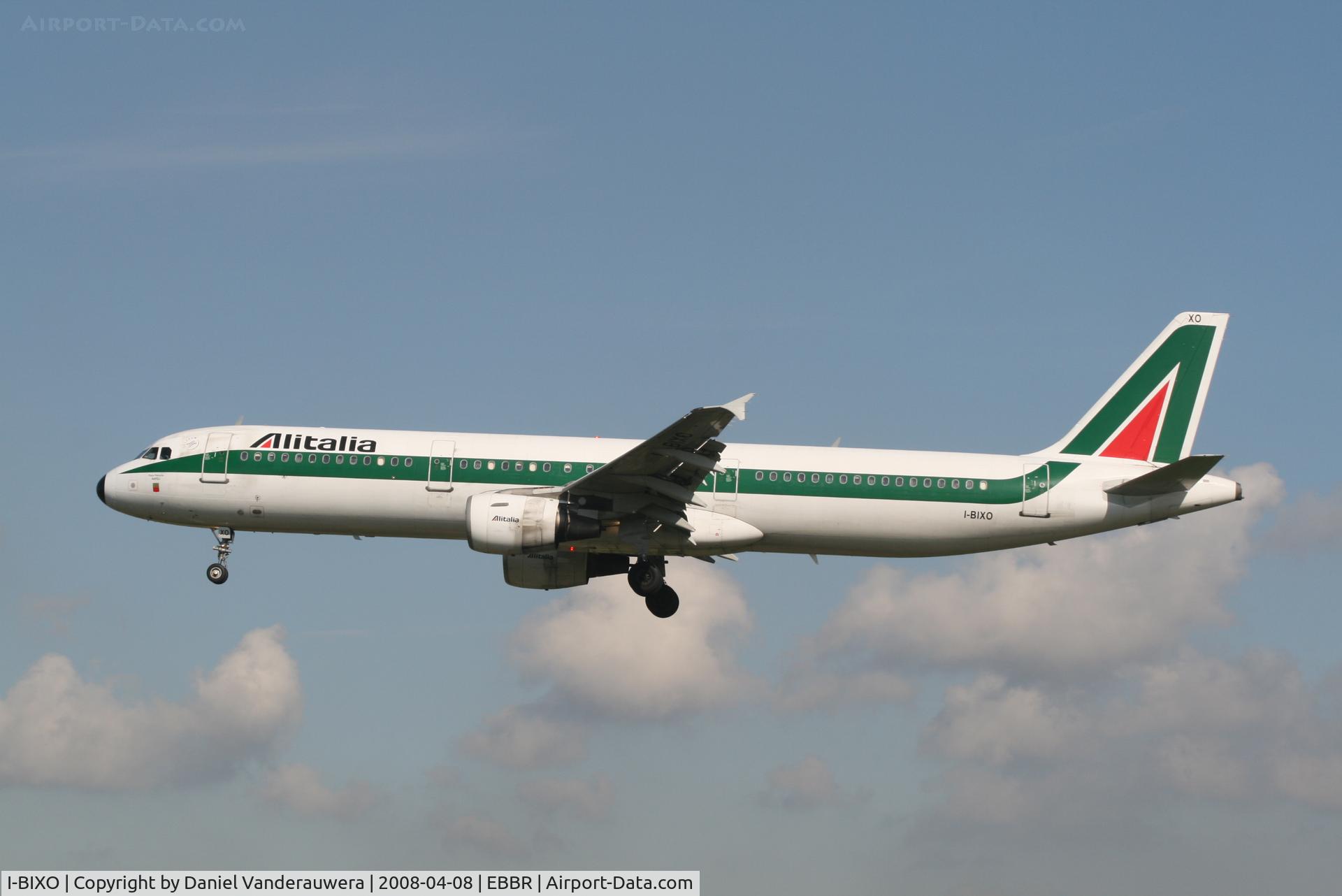 I-BIXO, 1994 Airbus A321-112 C/N 495, arrival of flight AZ156 to rwy 25L