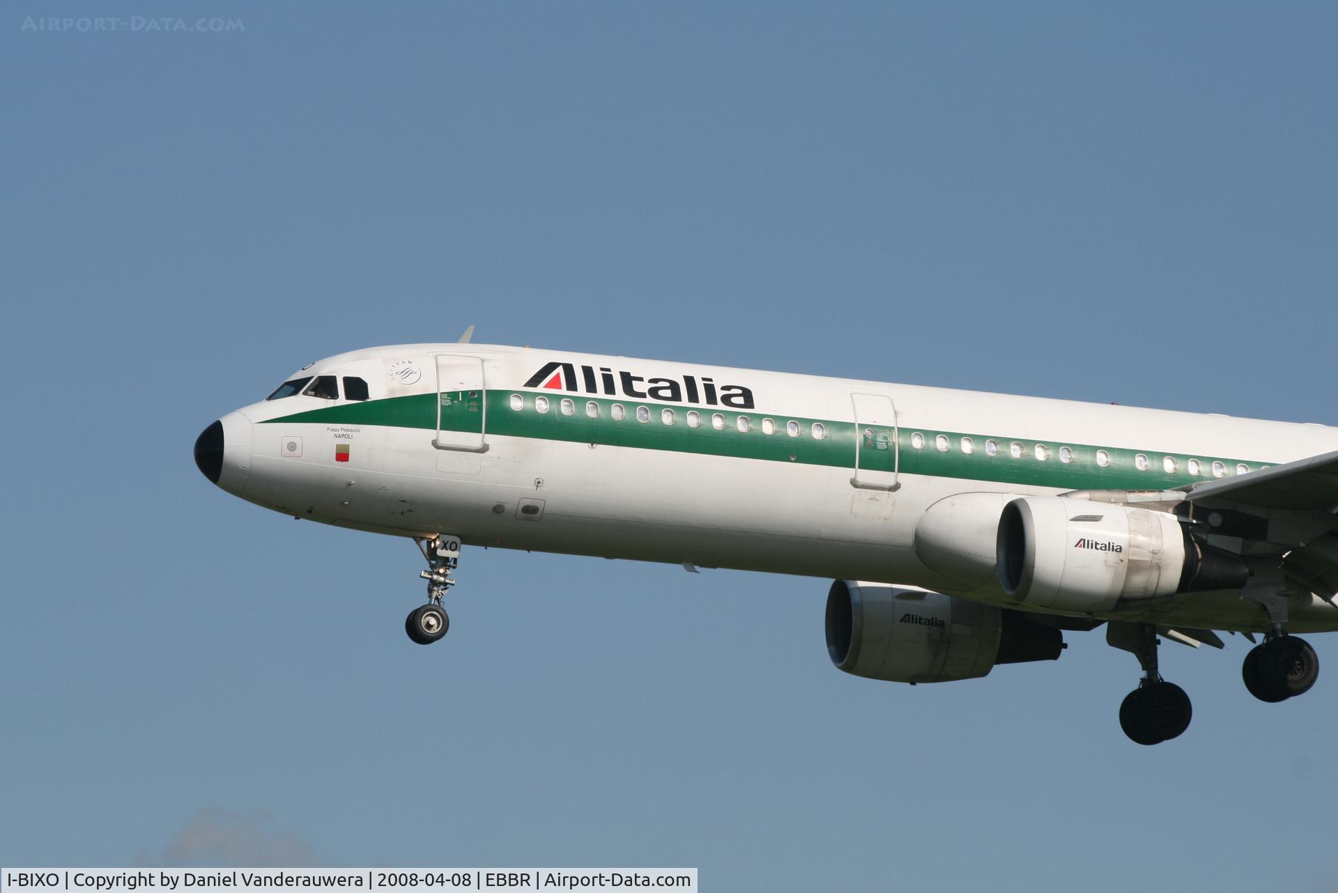 I-BIXO, 1994 Airbus A321-112 C/N 495, descending to rwy 25L