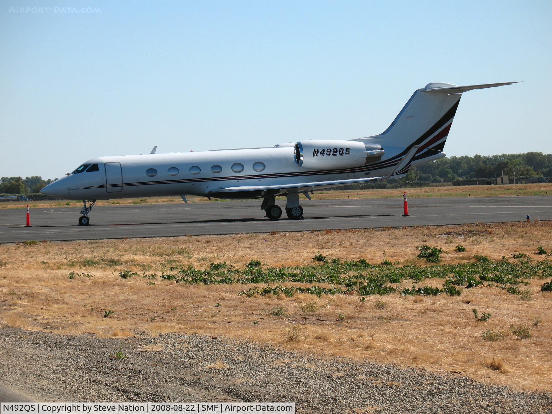 N492QS, 1999 Gulfstream Aerospace G-IV C/N 1392, Netjets 1999 Gulfstream aArospace G-IV @ Sacramento Intl Airport, CA