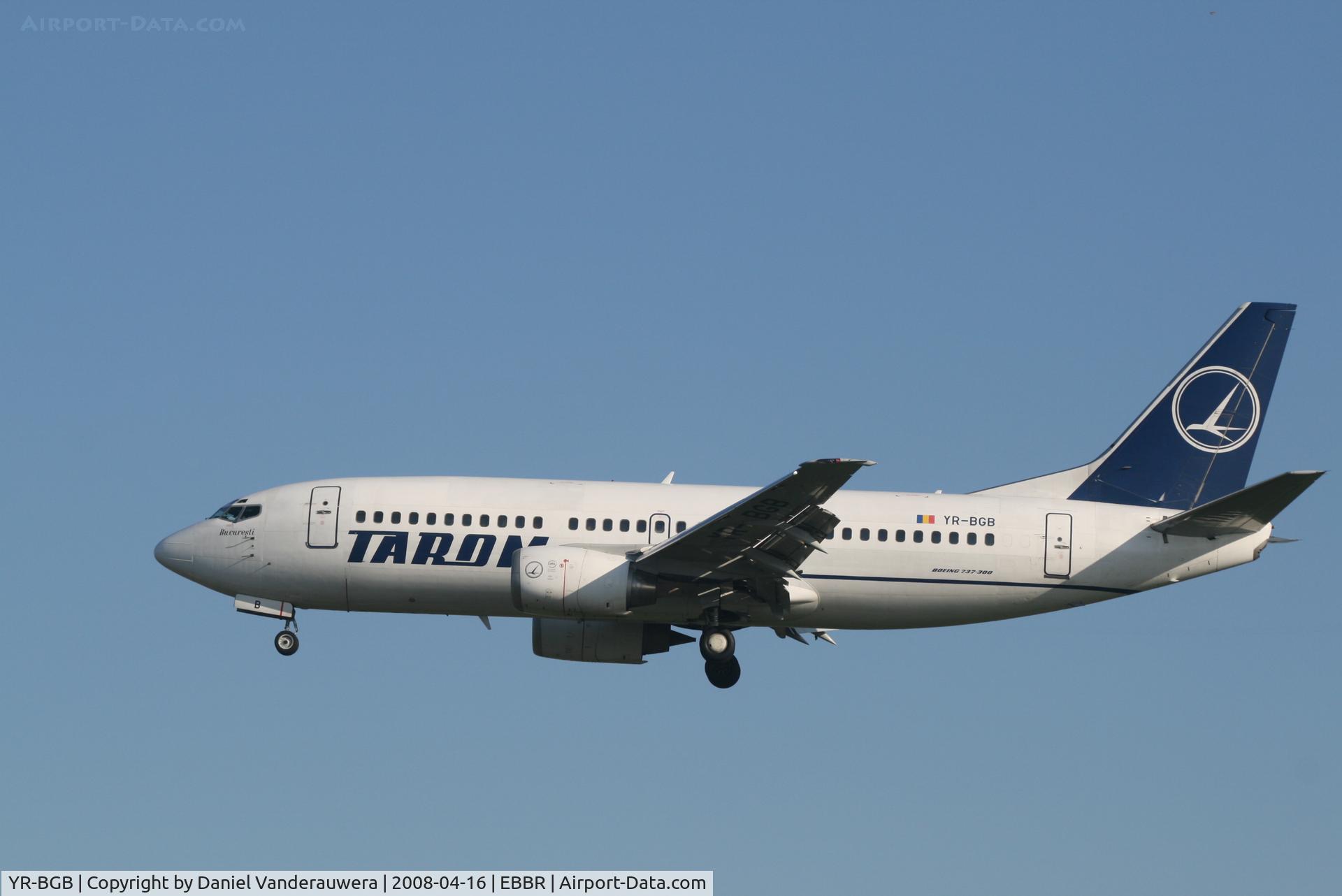 YR-BGB, 1993 Boeing 737-38J C/N 27180, arrival of flight RO371 to rwy 25L