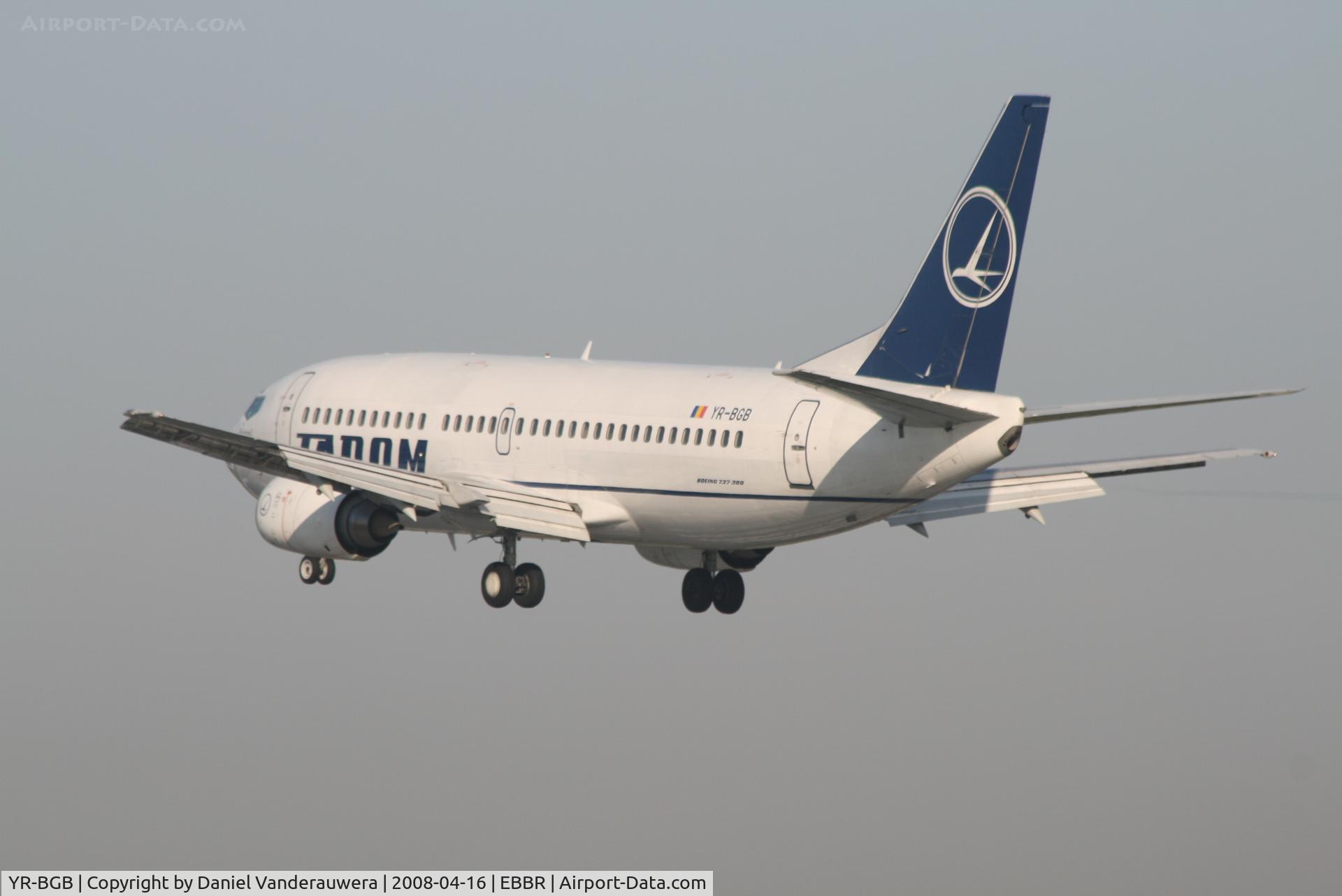 YR-BGB, 1993 Boeing 737-38J C/N 27180, descending to rwy 25L