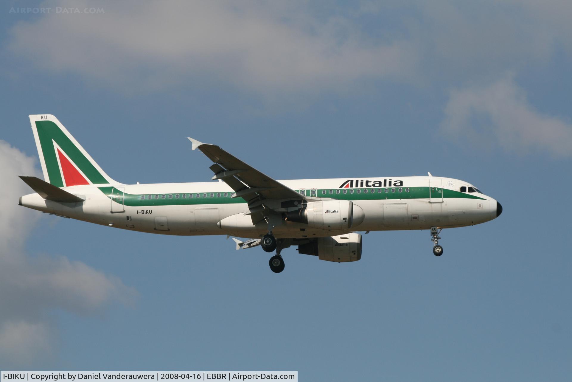 I-BIKU, 2000 Airbus A320-214 C/N 1217, arrival of flight AZ150 to rwy 02