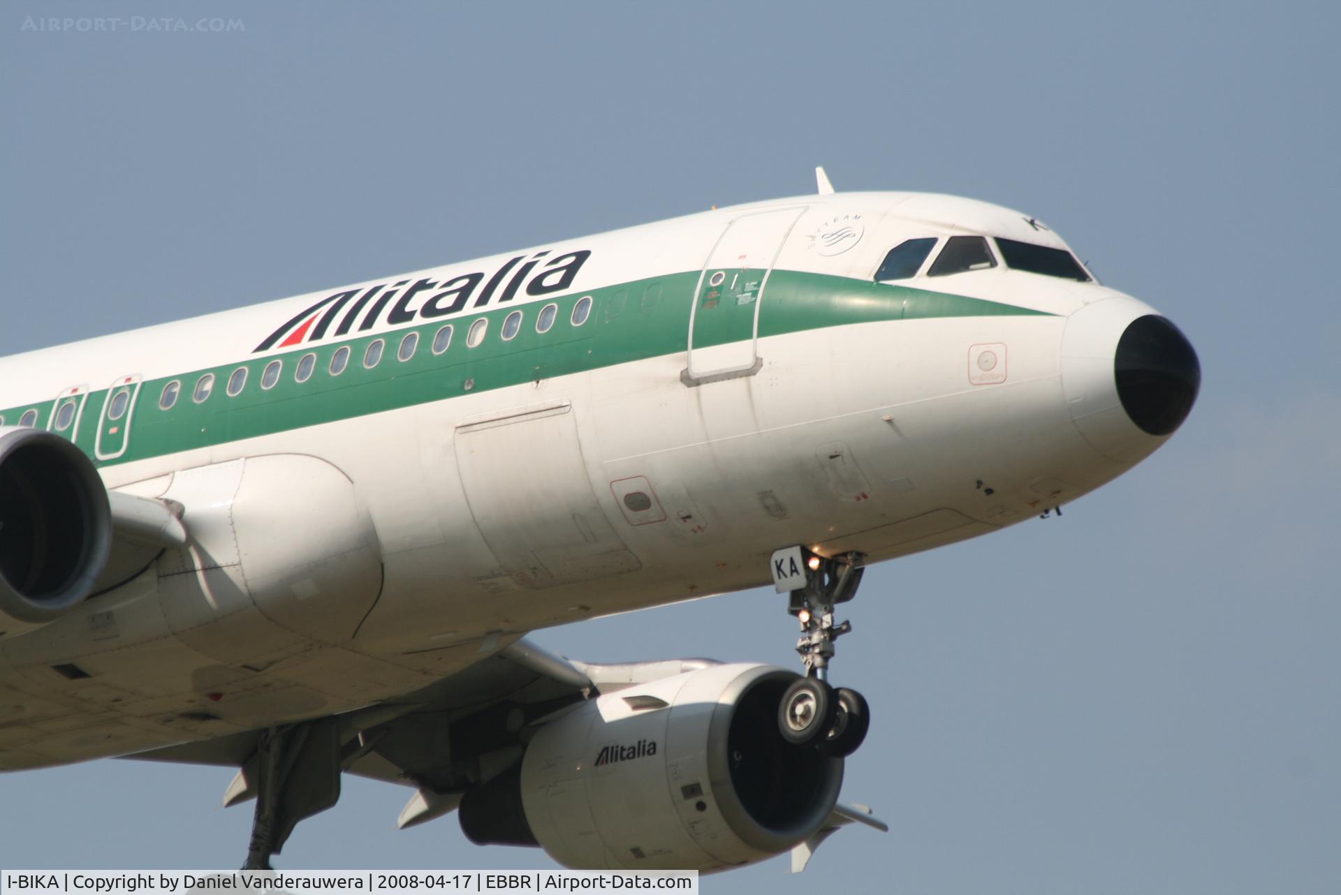 I-BIKA, 1999 Airbus A320-214 C/N 951, arrival of flight AZ150 to rwy 02