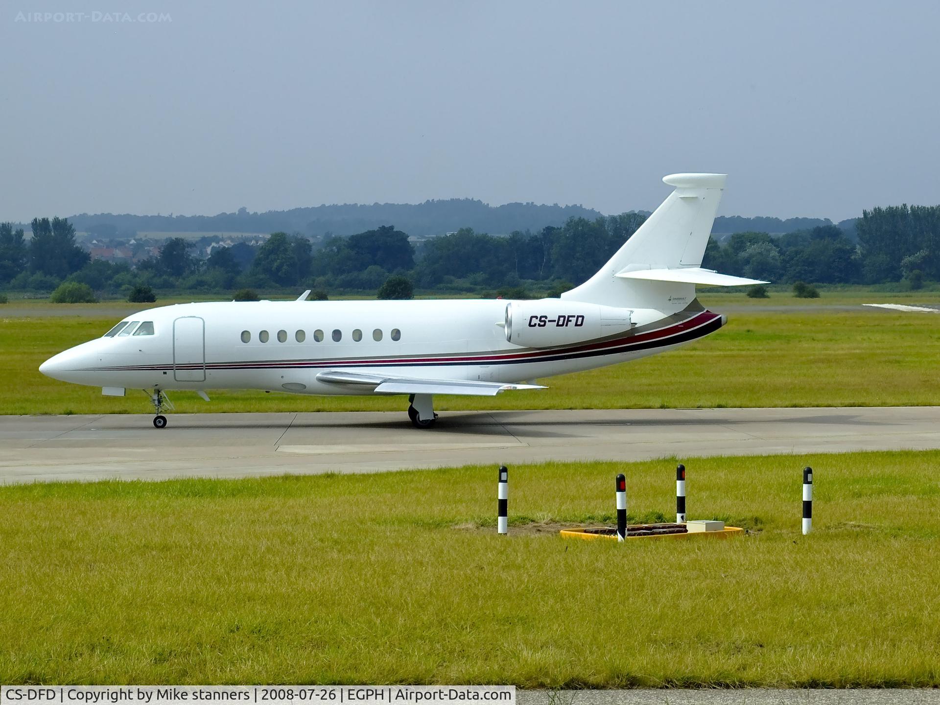 CS-DFD, 2001 Dassault Falcon 2000 C/N 174, Netjets Falcon 2000 taxiing to RWY06