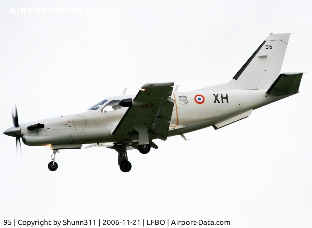 95, Socata TBM-700A C/N 95, Landing rwy 32L