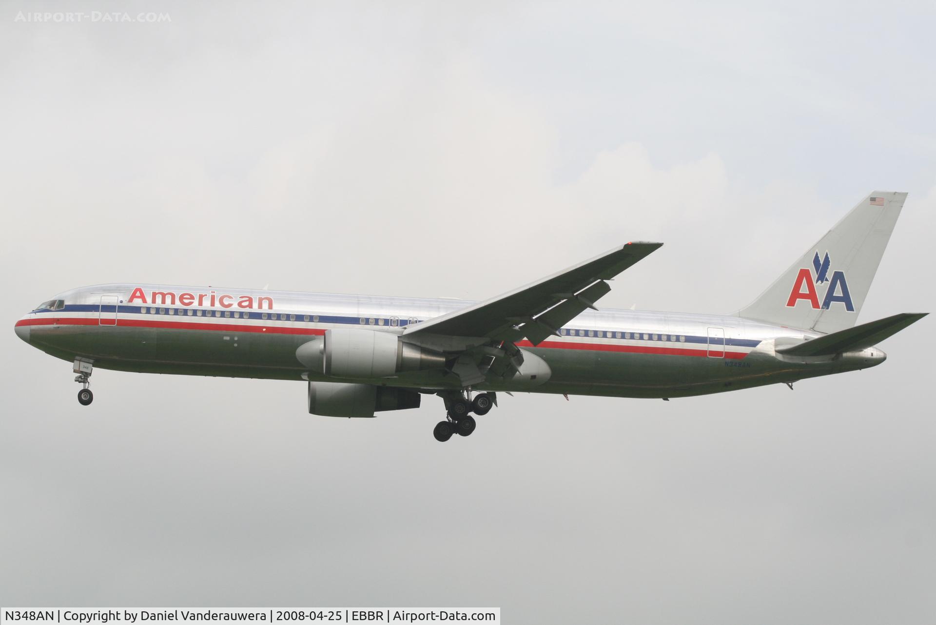N348AN, 2003 Boeing 767-323/ER C/N 33087, flight AA172 is descending to rwy 25L