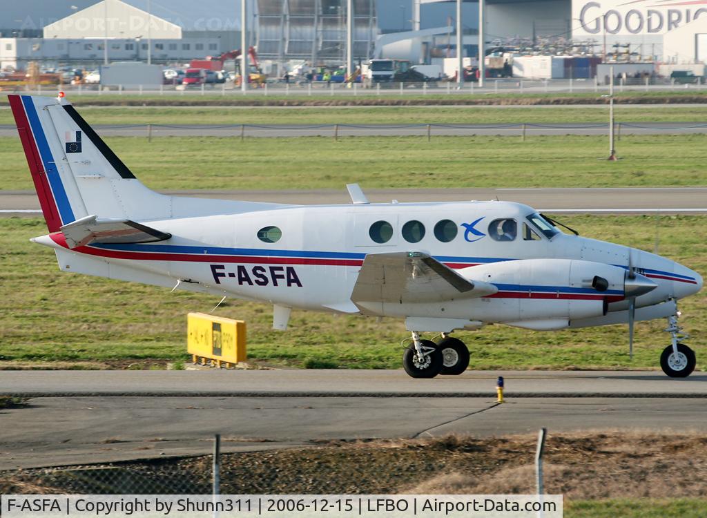 F-ASFA, 1972 Beech E90 King Air C/N LW-47, Rolling holding point rwy 14L for departure...