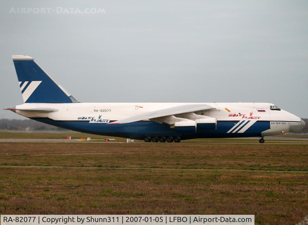 RA-82077, 1995 Antonov An-124-100 Ruslan C/N 9773054459151/0709, Rolling to the Cargo area