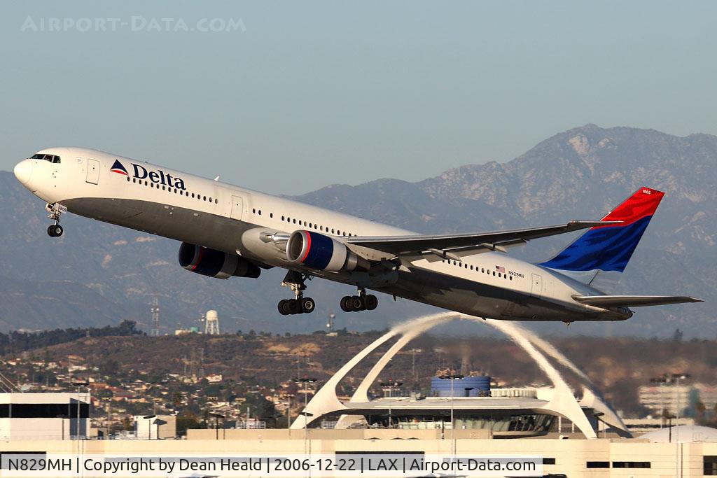N829MH, 2000 Boeing 767-432/ER C/N 29700, Delta Airlines N829MH (FLT DAL920) climbing out from RWY 25R enroute to Hartsfield-Jackson Atlanta Int'l (KATL).
