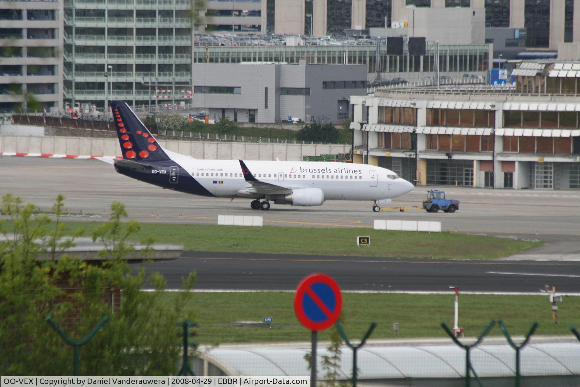 OO-VEX, 1997 Boeing 737-36N C/N 28670, towed to gate