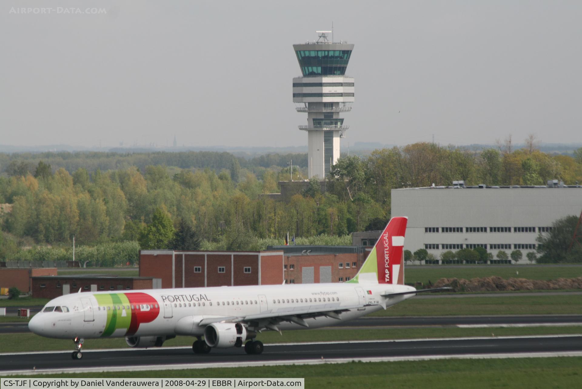 CS-TJF, 2000 Airbus A321-211 C/N 1399, arrival of flight TP604 on rwy 25L