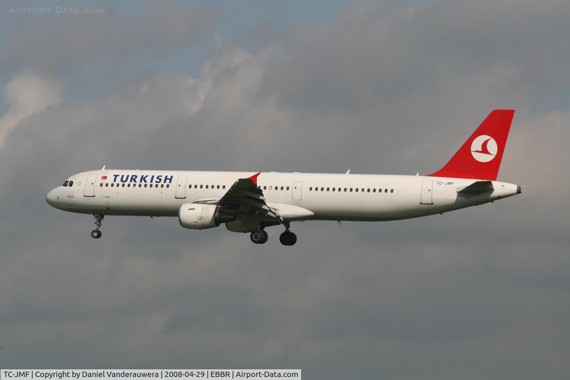 TC-JMF, 2000 Airbus A321-211 C/N 1233, flight TK1937 is descending to rwy 25L
