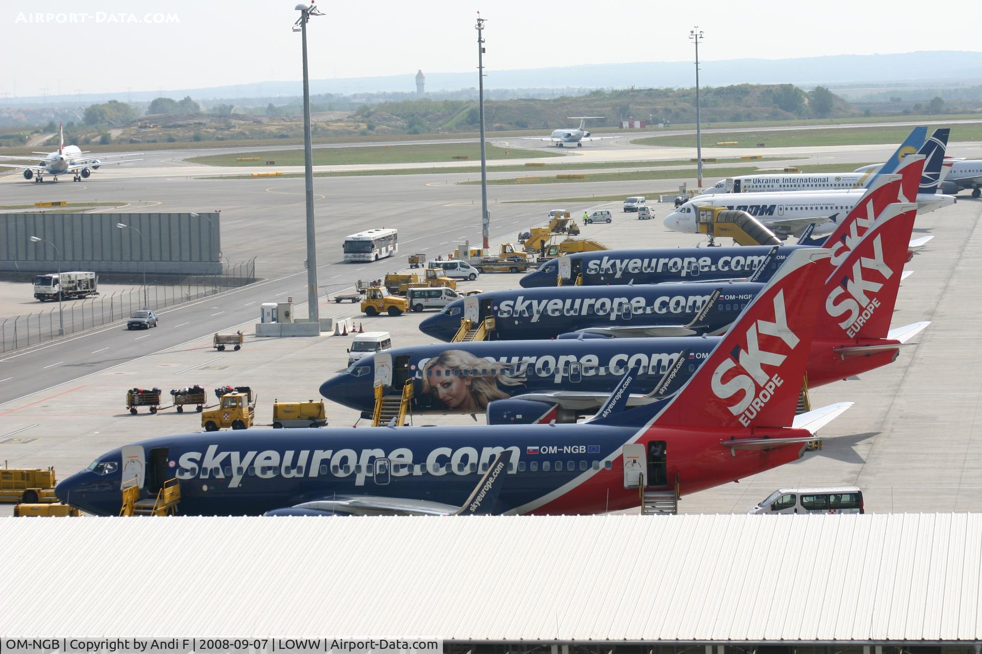 OM-NGB, 2005 Boeing 737-76N C/N 32695, Line-up