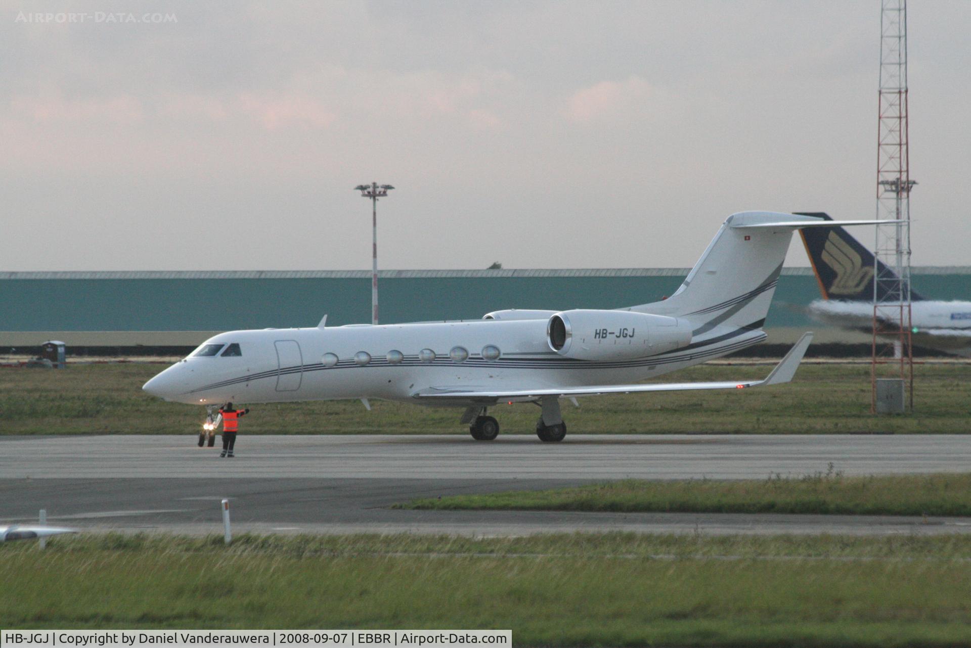 HB-JGJ, 2008 Gulfstream Aerospace GIV-X (G450) C/N 4122, Arriving to G.A. apron at dusk