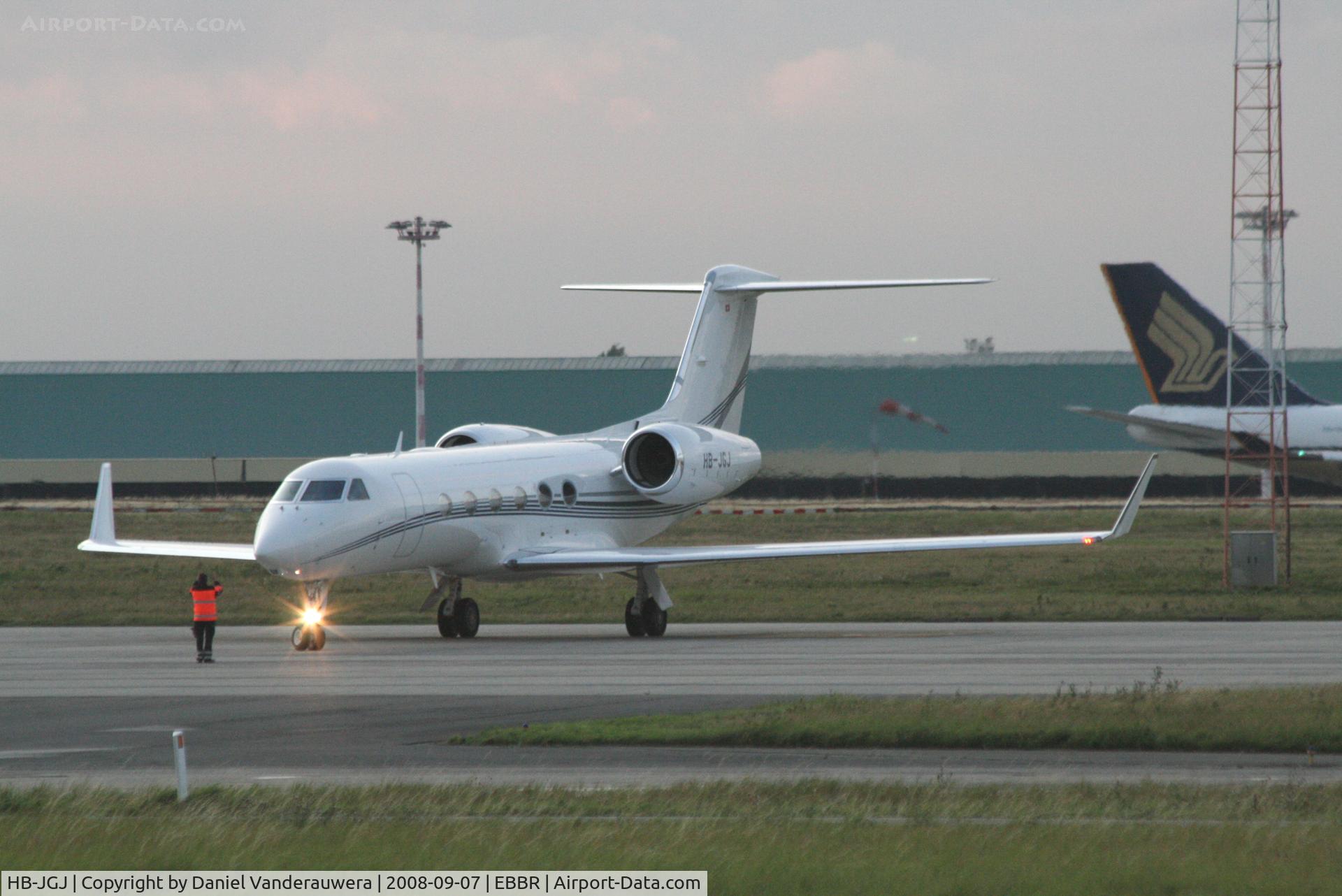 HB-JGJ, 2008 Gulfstream Aerospace GIV-X (G450) C/N 4122, Manoeuvring to park on apron