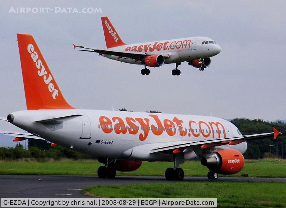 G-EZDA, 2008 Airbus A319-111 C/N 3413, Easyjet Airbus on hold as G-EZIE comes into land