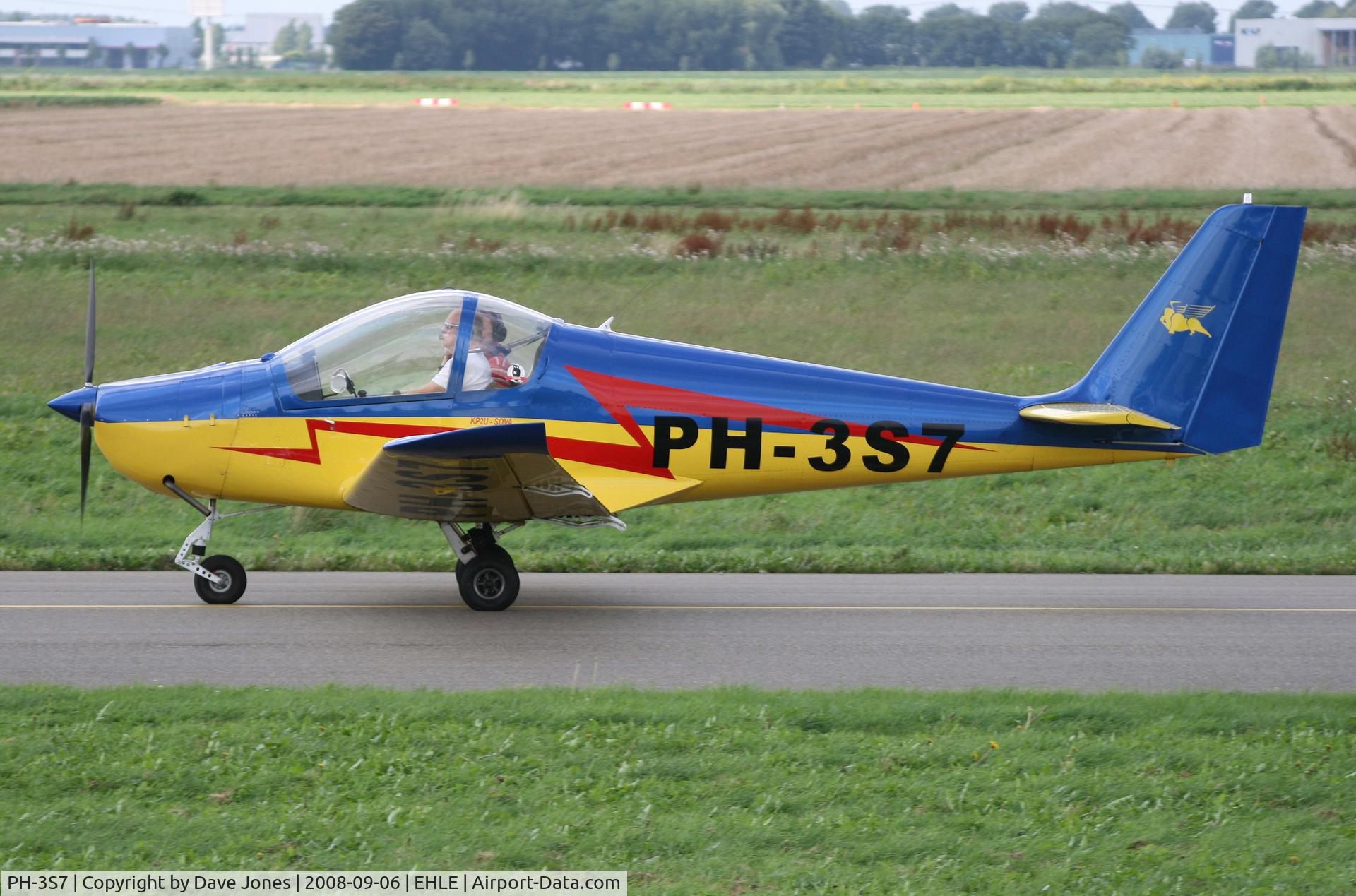 PH-3S7, Kappa KP-2UR Sova C/N 7B961, Kappa KP-20UR taxying in front of the Aviodrome