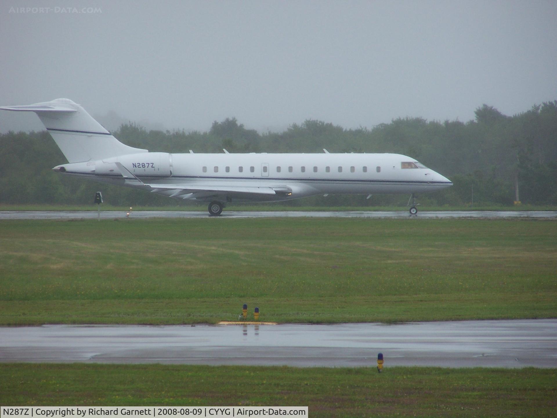 N287Z, 2000 Bombardier BD-700-1A10 Global Express C/N 9024, Wet day at C'town