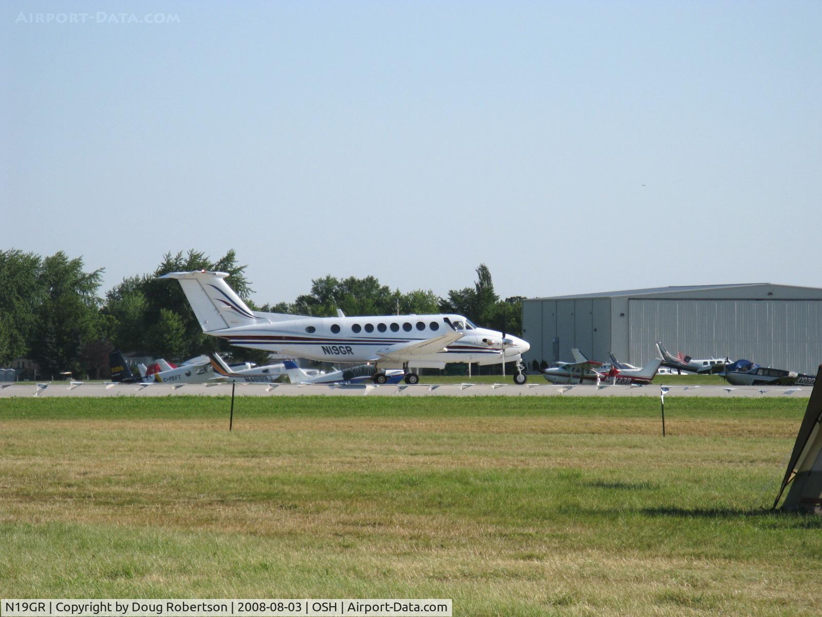 N19GR, Raytheon Aircraft Company B300 C/N FL-414, Raytheon-Beech KING AIR B300, two P&W(C)PT6A-60A turboprops 1,050 shp each, Hartzell 4 blade CS props, takeoff roll Rwy 09