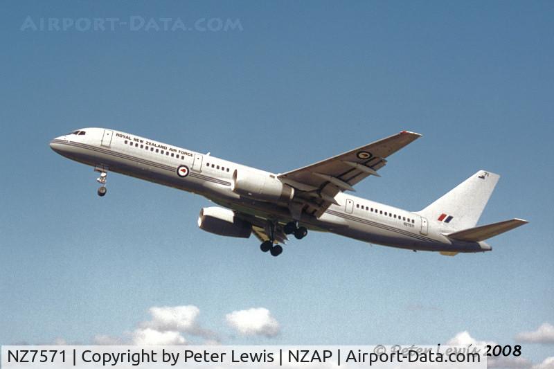 NZ7571, 1992 Boeing 757-2K2 C/N 26633, RNZAF - 2004