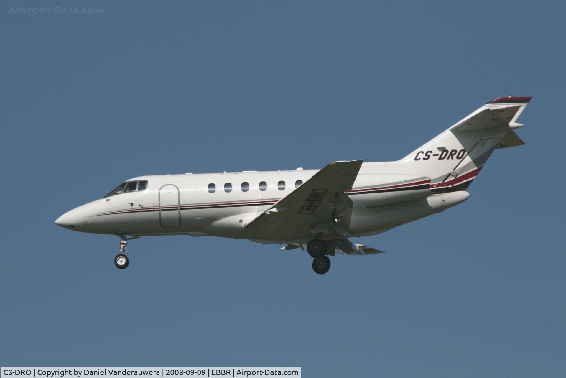 CS-DRO, 2006 Raytheon Hawker 800XP C/N 258775, descending to rwy 25L
