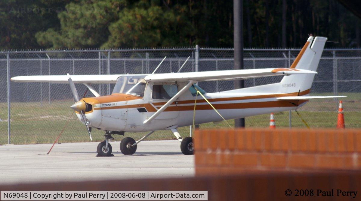 N69048, 1978 Cessna 152 C/N 15282460, On the ramp at the college