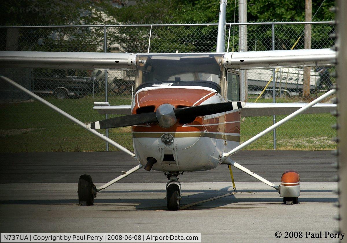 N737UA, 1977 Cessna 172N C/N 17269675, Getting a better look at the college girl