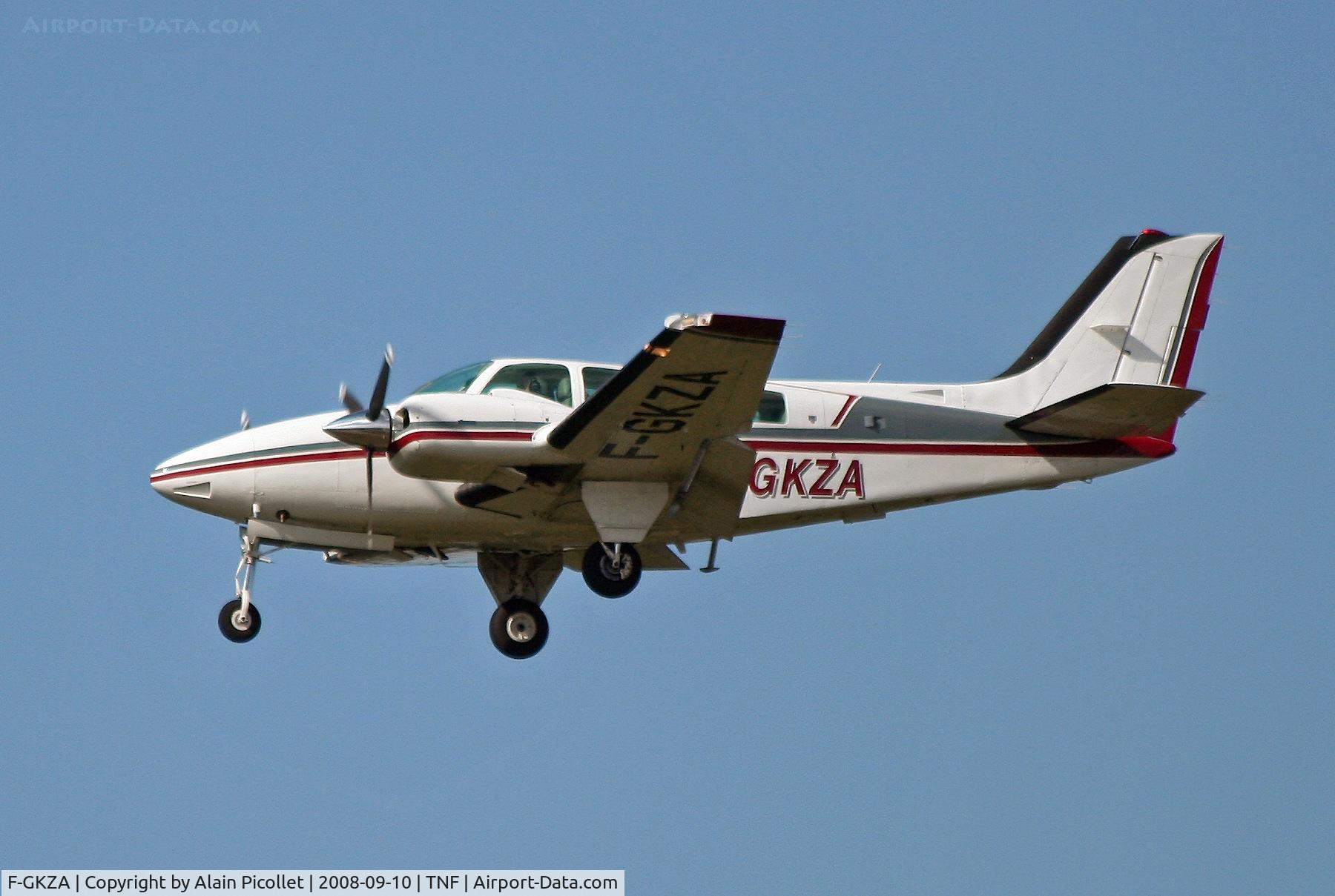 F-GKZA, Beech 58 Baron C/N TH-1401, landing