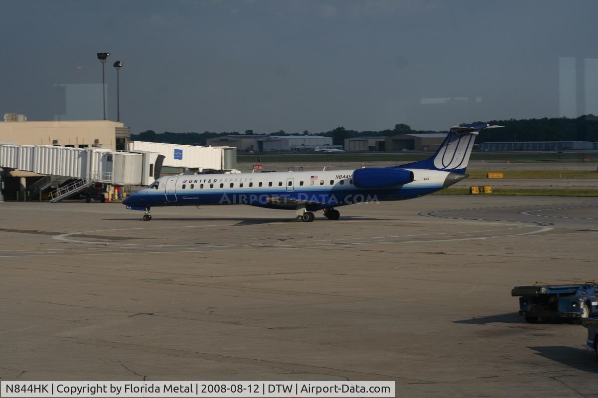 N844HK, 2004 Embraer ERJ-145LR (EMB-145LR) C/N 14500838, United Express Emb-145