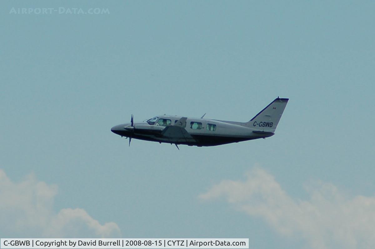 C-GBWB, 1976 Piper PA-31 Navajo C/N 31-7612025, Piper PA-31 - Taking Off
