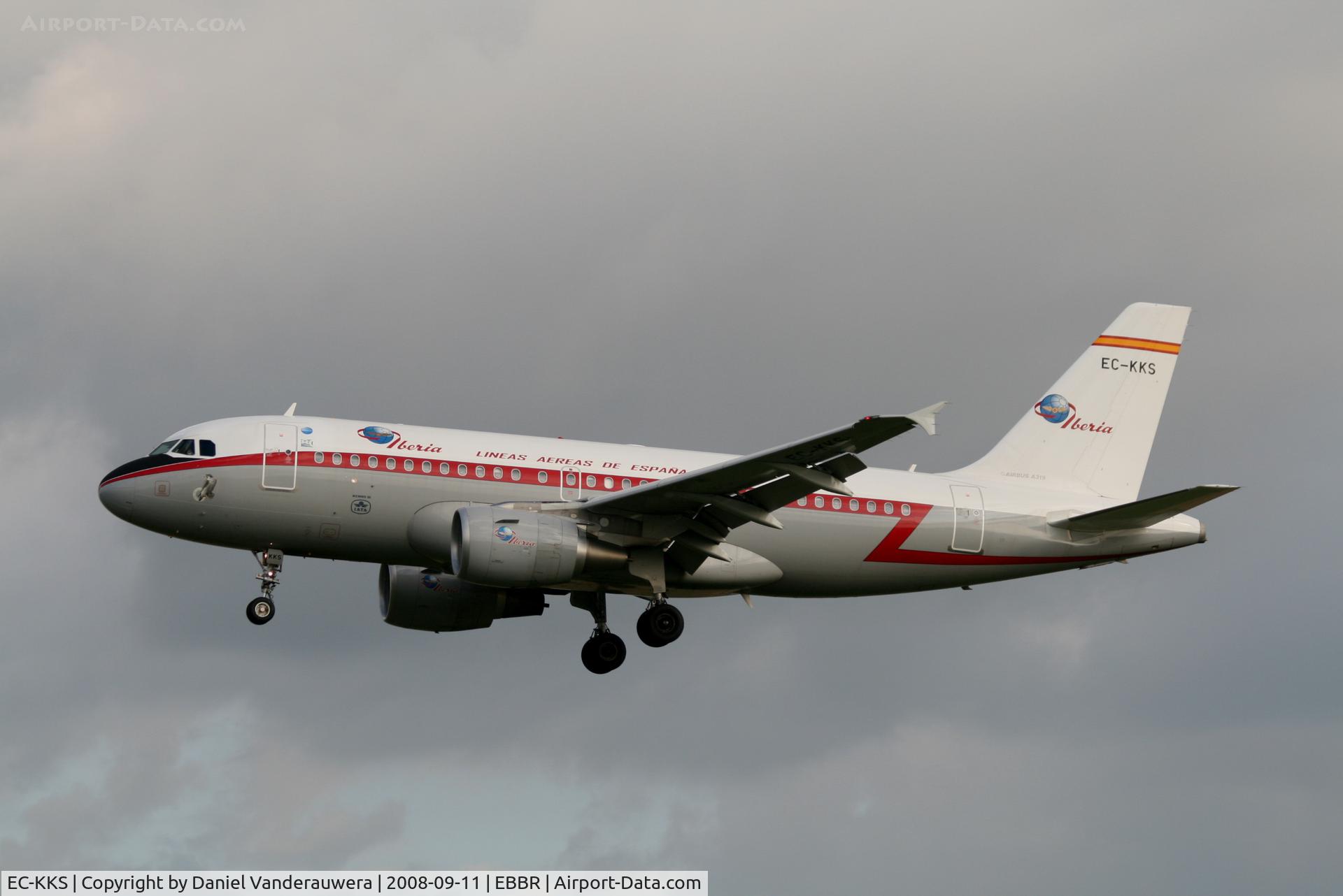 EC-KKS, 2007 Airbus A319-111 C/N 3320, arrival of flight IB3216 to rwy 25L