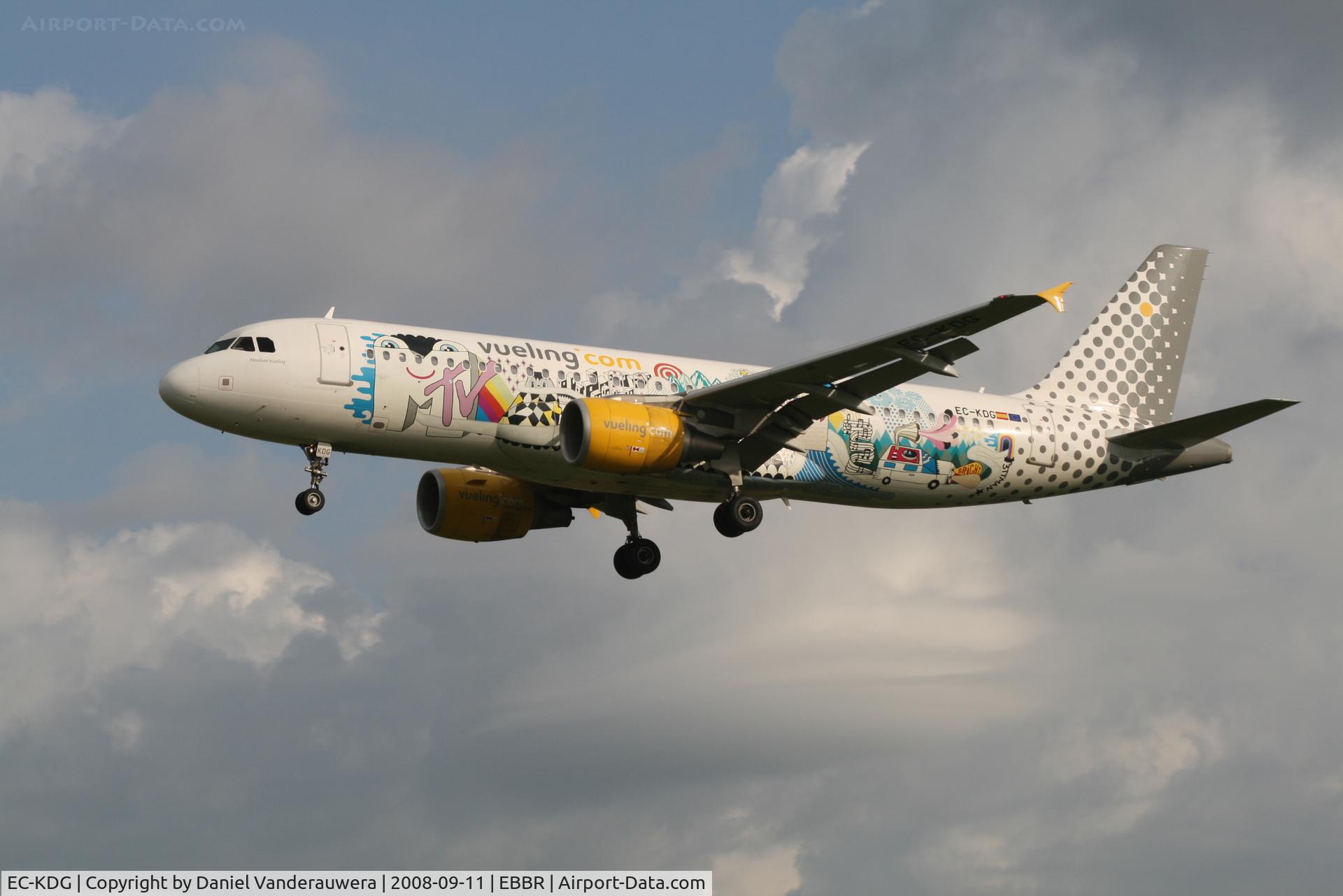 EC-KDG, 2007 Airbus A320-214 C/N 3095, arrival of flight VY5210 to rwy 25L