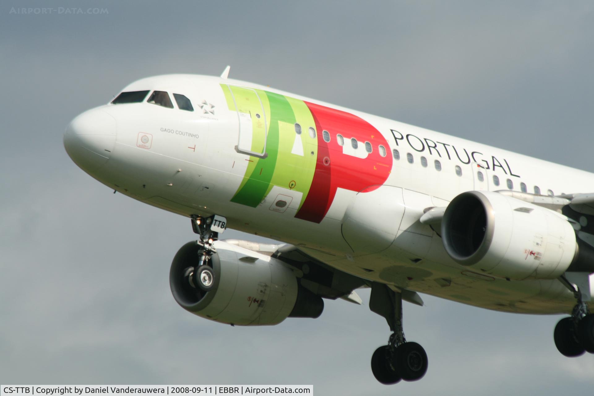 CS-TTB, 1997 Airbus A319-111 C/N 755, flight TP604 is descending to rwy 25L