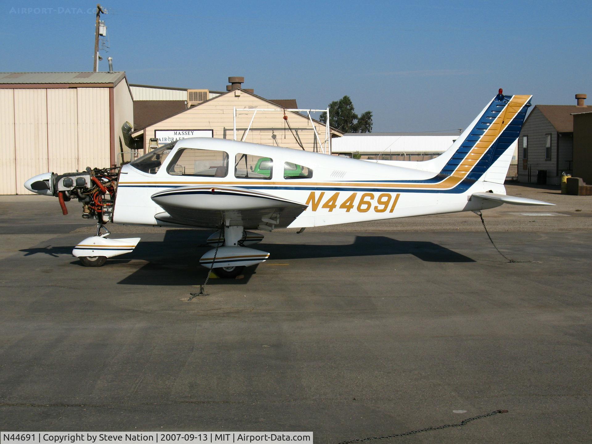 N44691, 1974 Piper PA-28-180 C/N 28-7405275, 1974 Piper PA-28-180 minus cow cover @ Shafter, CA