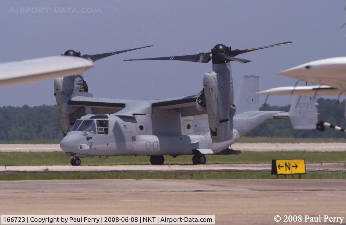 166723, Bell-Boeing MV-22B Osprey C/N D0092, Sitting on the ground, as the Marines prepare to disembark