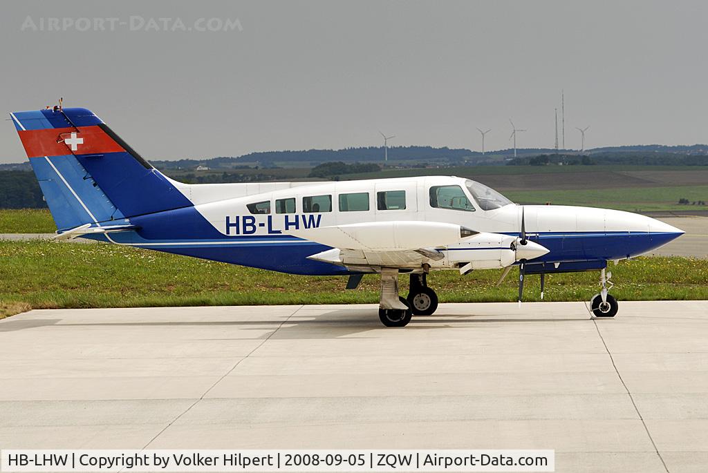HB-LHW, 1975 Cessna 402B Businessliner C/N 402B0926, at zqw