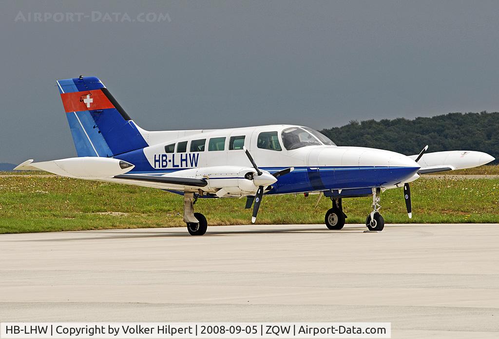 HB-LHW, 1975 Cessna 402B Businessliner C/N 402B0926, at zqw