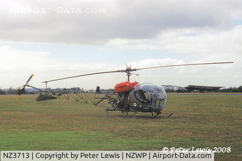 NZ3713, 1970 Bell 47G-3B2 Sioux C/N 6815, RNZAF - 2002