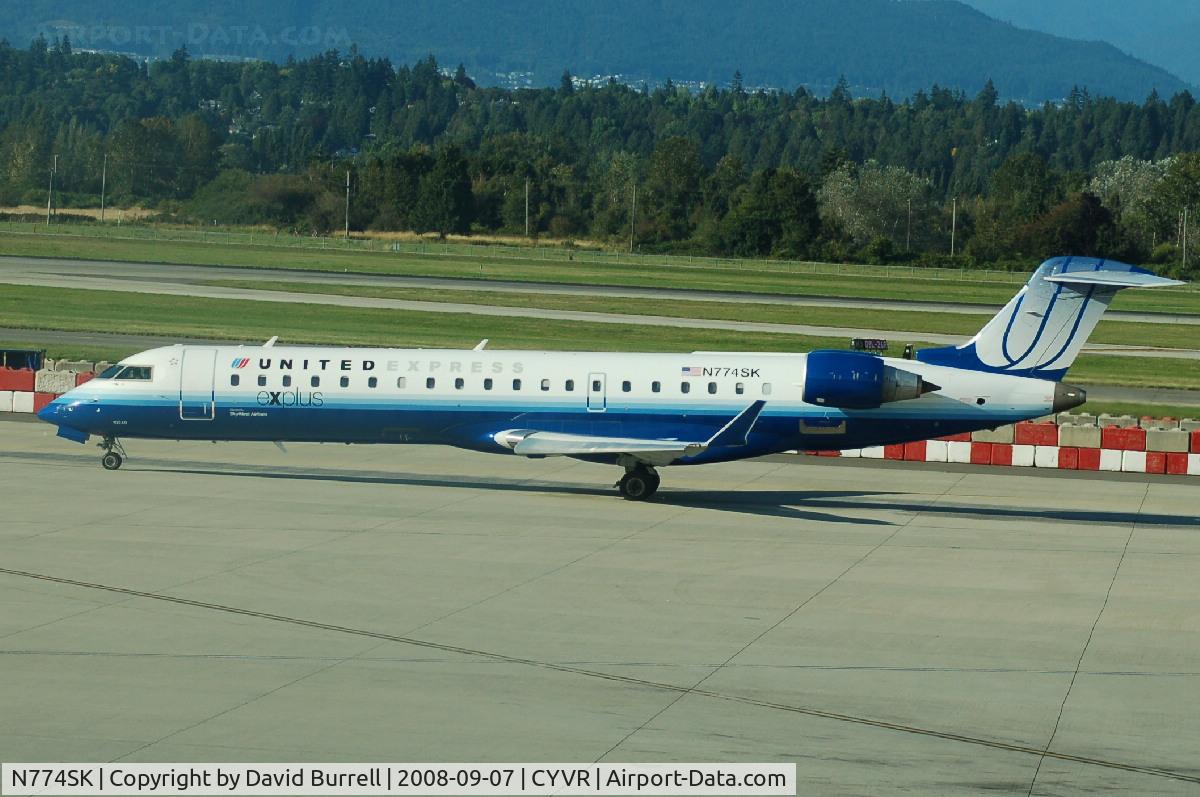 N774SK, 2006 Canadair CL-600-2C10 Regional Jet CRJ-700 C/N 10240, United Explus - Taxiing