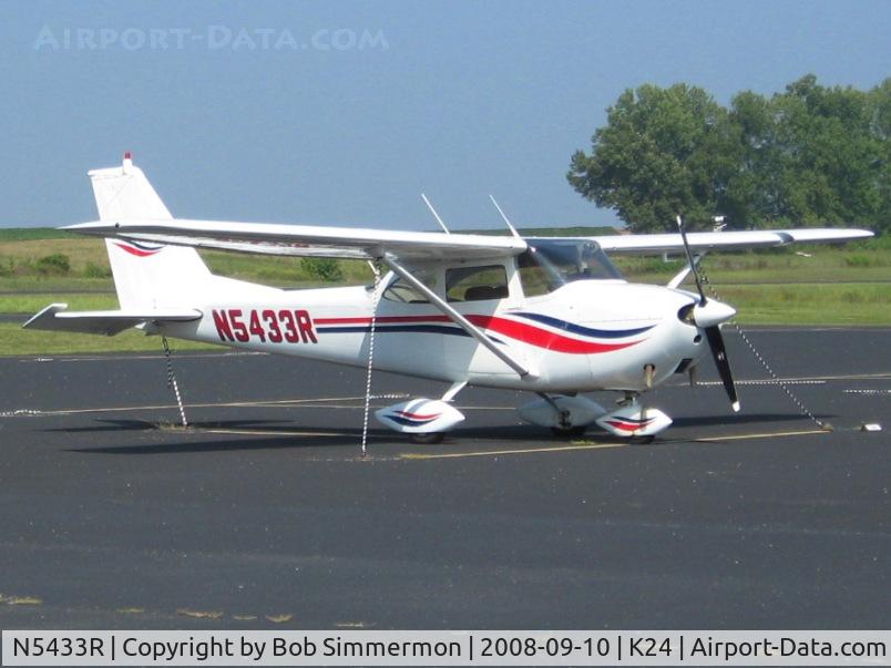 N5433R, 1965 Cessna 172F C/N 17252981, On the ramp at Jamestown, Kentucky