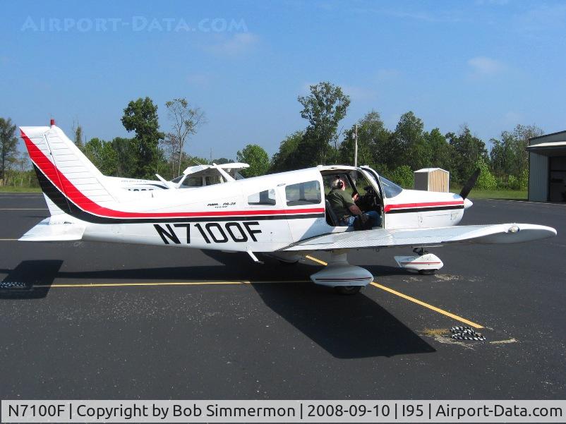 N7100F, 1976 Piper PA-28-151 C/N 28-7715196, On the ramp at Jamestown, Kentucky
