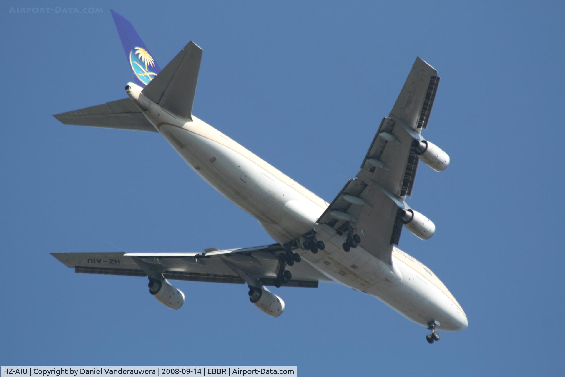 HZ-AIU, 1988 Boeing 747-268F C/N 24359/724, flight SV923 on approach to rwy 07L