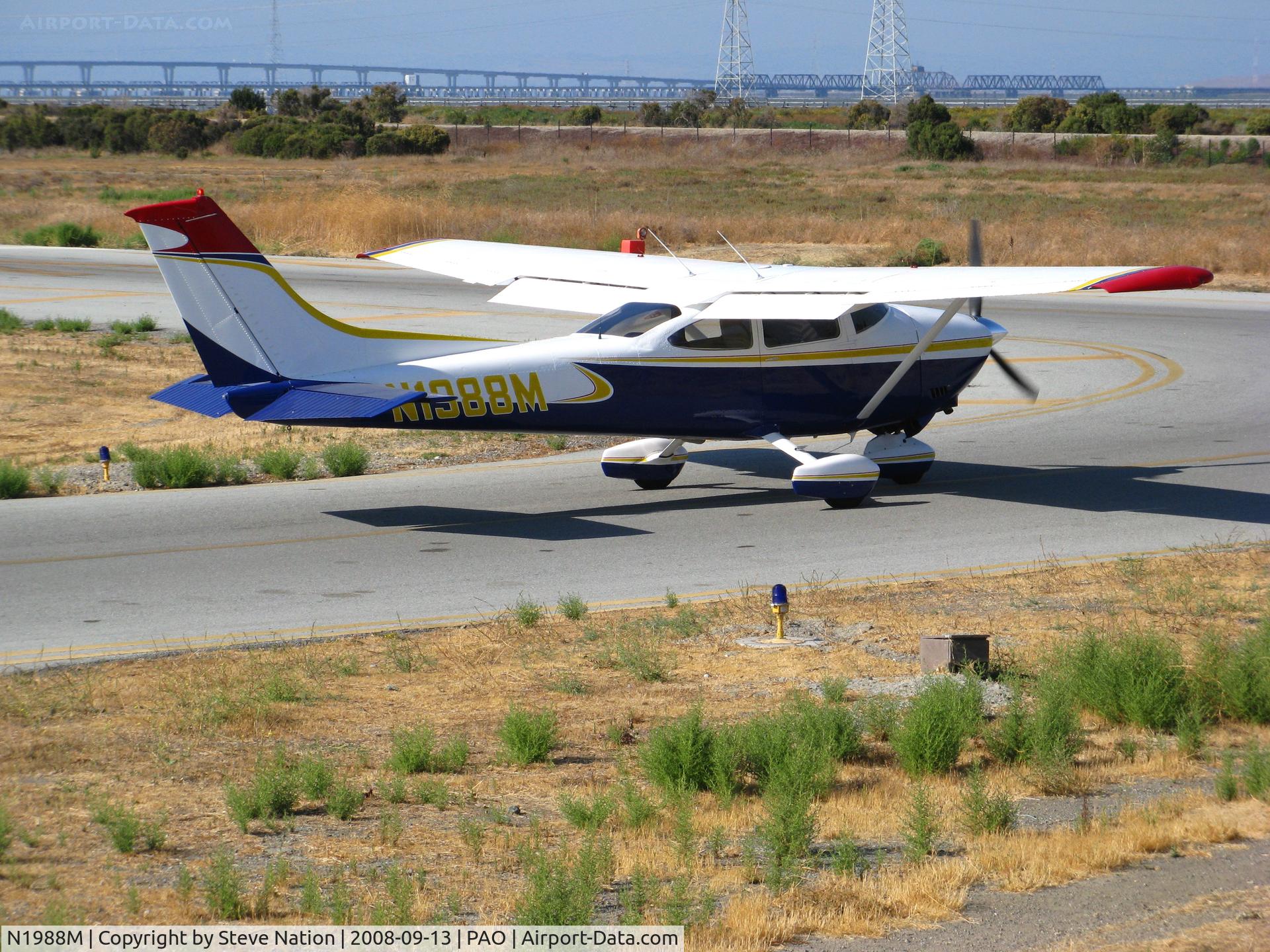 N1988M, 1976 Cessna 182P Skylane C/N 18264517, 1976 Cessna 182P taxying @ Palo Alto, CA