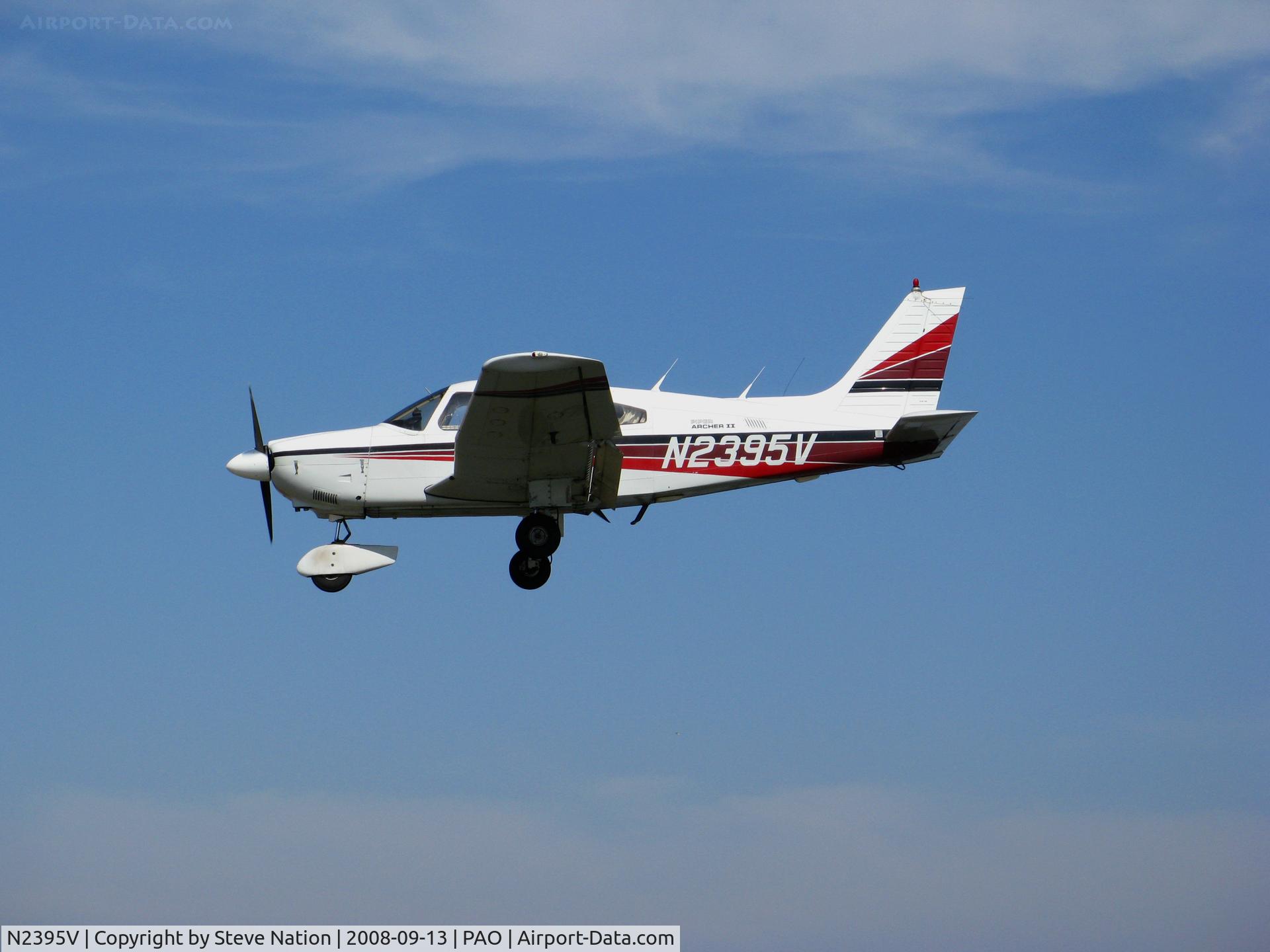 N2395V, 1985 Piper PA-28-181 C/N 28-8590069, 1985 Piper PA-28-181 landing @ Palo Alto, CA