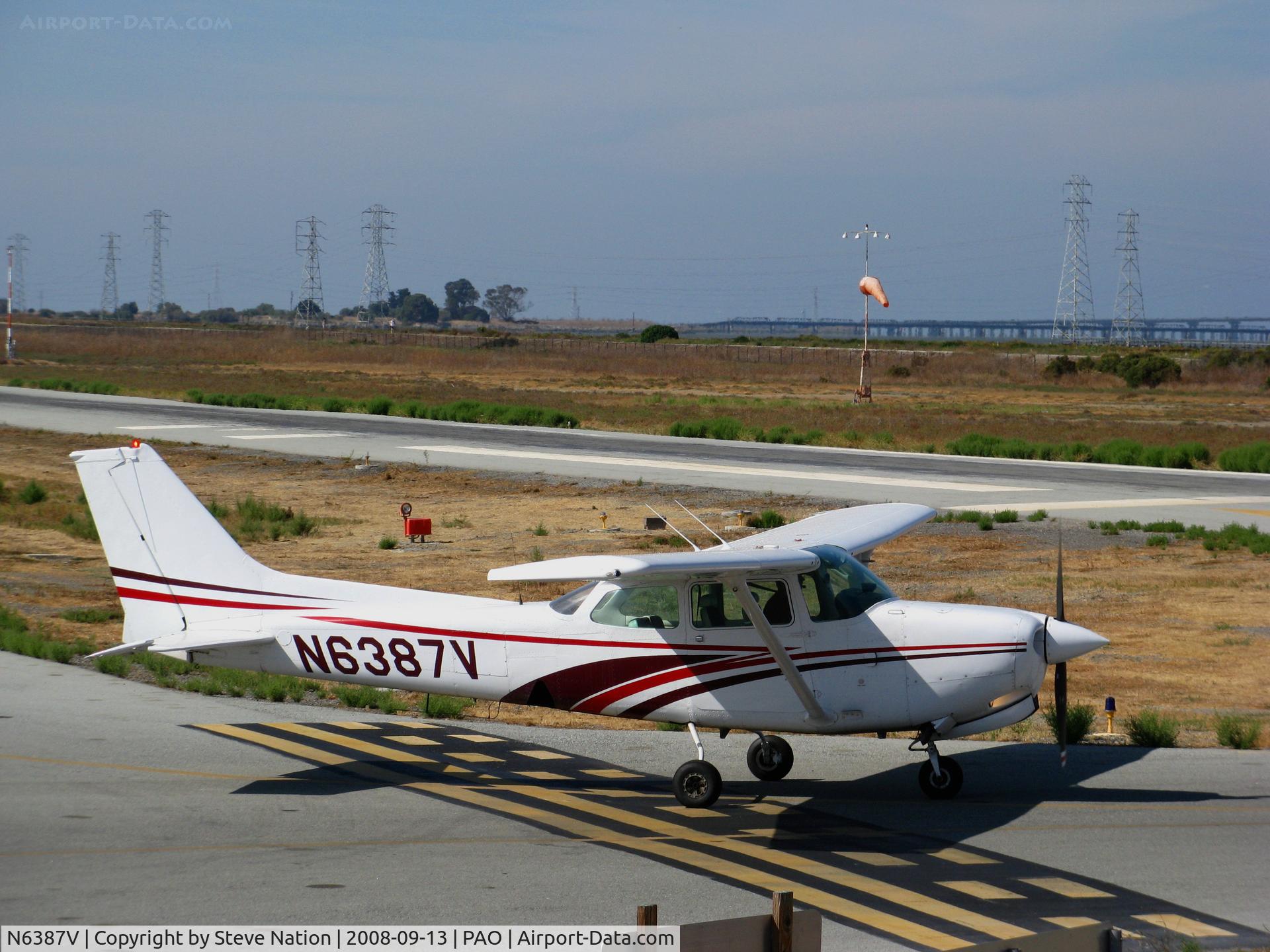 N6387V, 1980 Cessna 172RG Cutlass RG C/N 172RG0650, 1980 Cessna 172RG taxying @ Palo Alto, CA