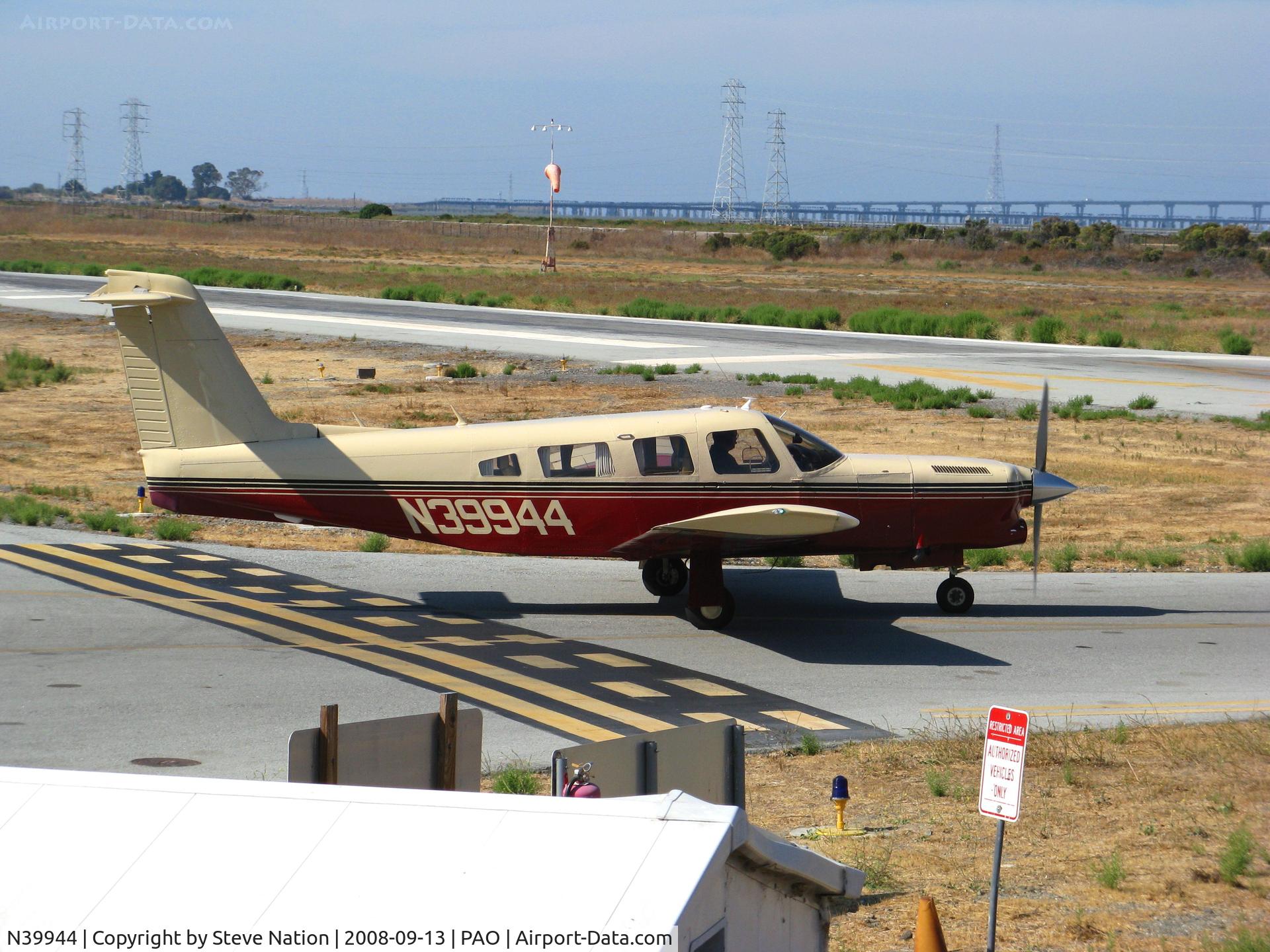 N39944, 1978 Piper PA-32RT-300T Turbo Lance II C/N 32R-7887171, 1978 Piper PA-32RT-300T taxying for take-off @ Palo Alto, CA