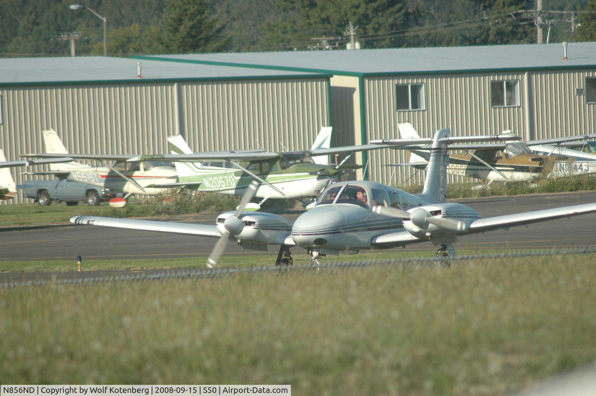 N856ND, 1989 Piper PA-44-180 Seminole C/N 4495001, approaching take-off