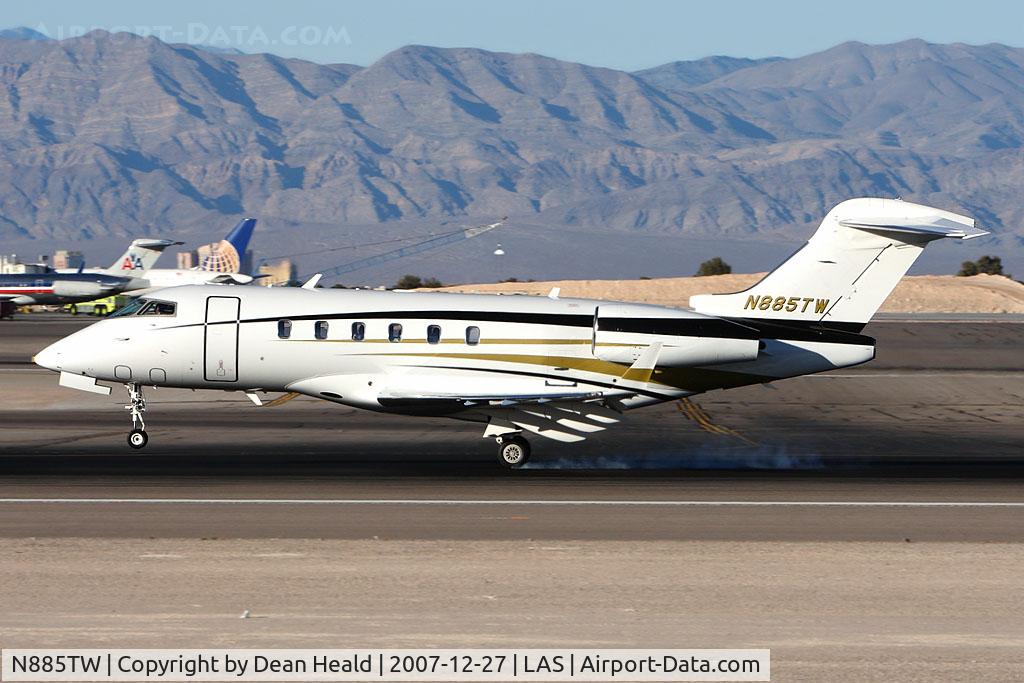 N885TW, 2004 Bombardier Challenger 300 (BD-100-1A10) C/N 20037, Challenger 300 N885TW landing RWY 25L.