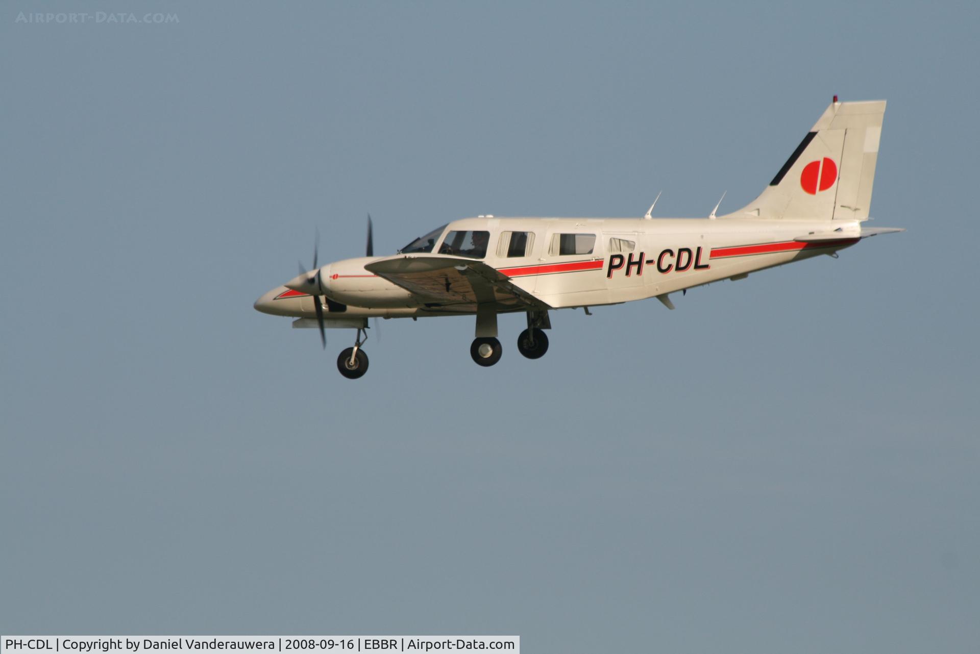 PH-CDL, Piper PA-34-220T C/N 34-8233053, descending to rwy 25L